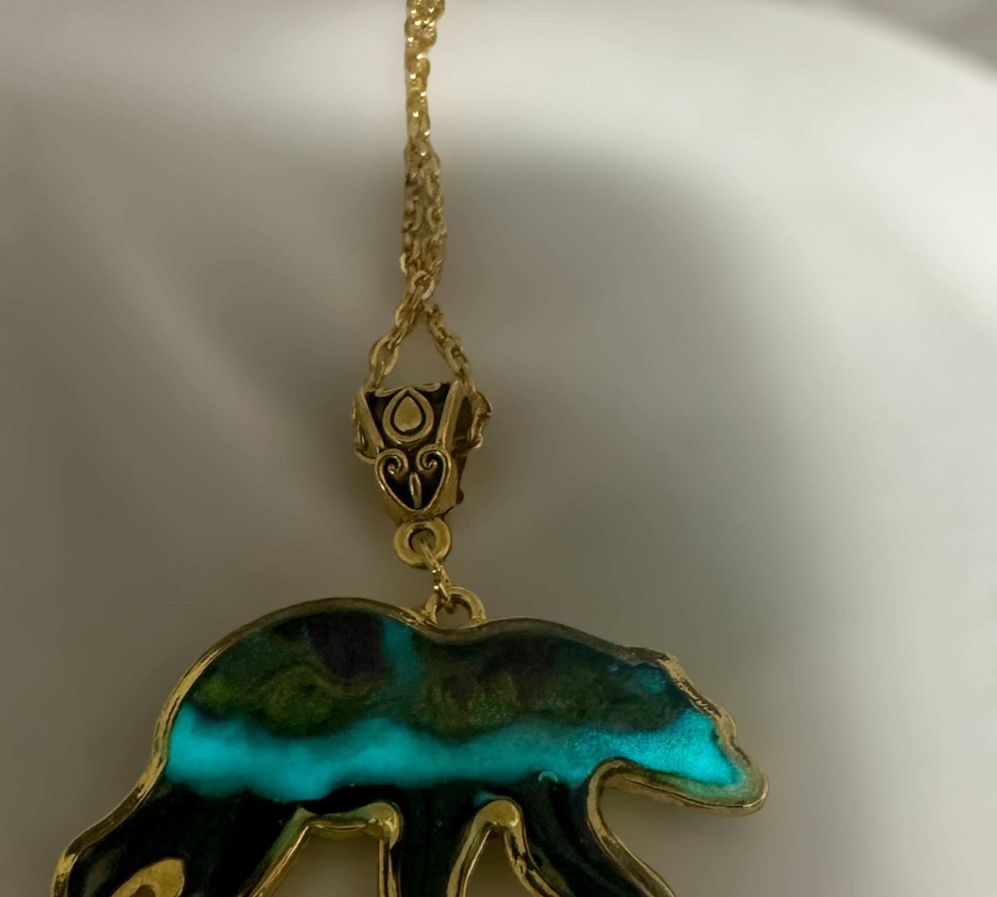 Pendant Northern Lights-Inspired Two Sided Bear Resin with Color Shift