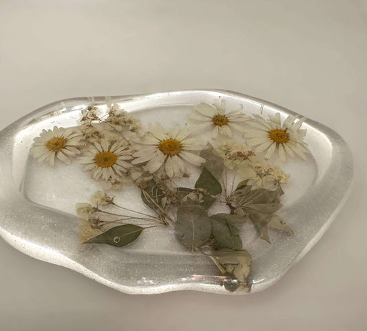 Daisy Dreams Epoxy Resin Tray: Handmade Nature-Inspired Elegance 