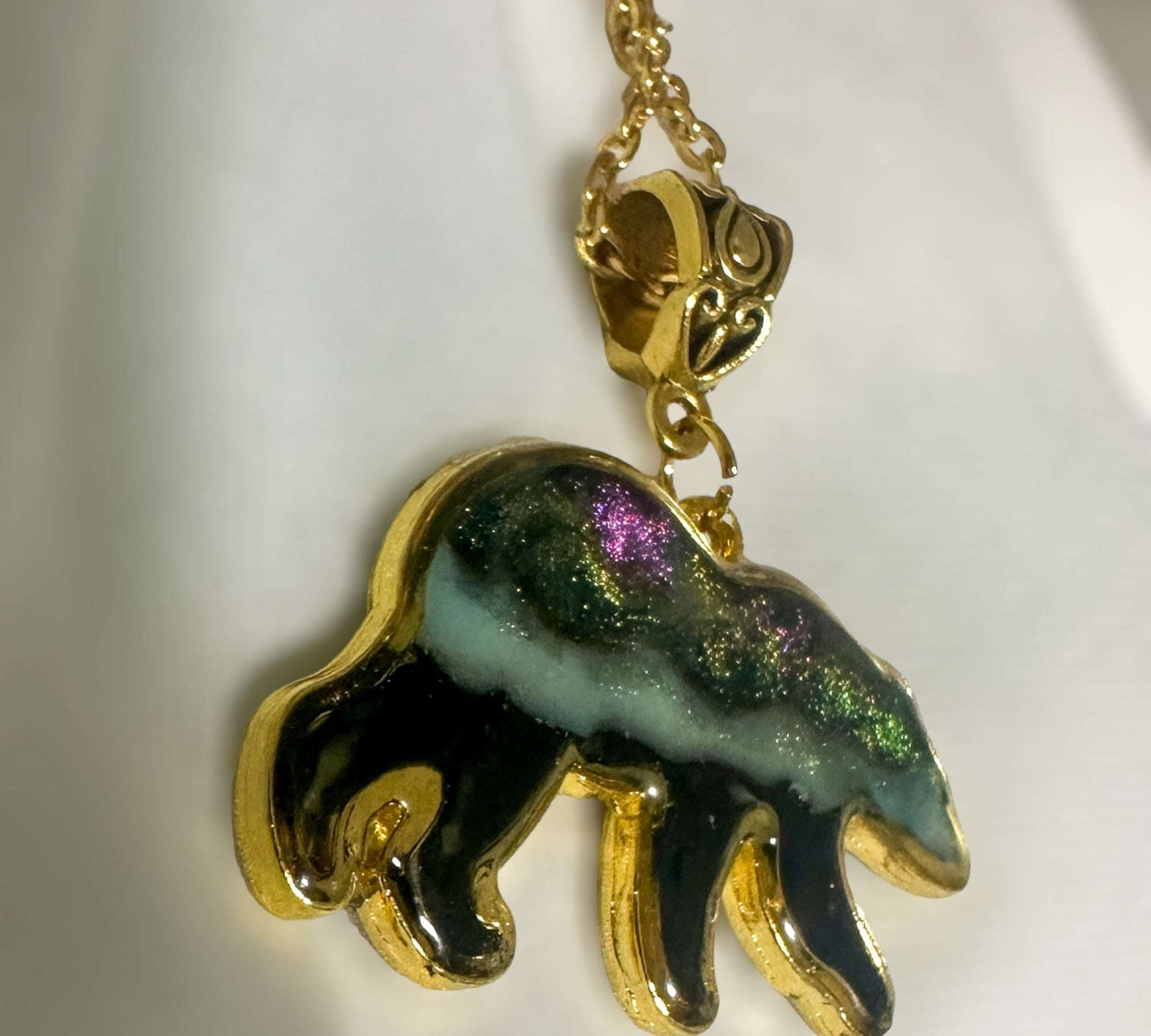 Pendant Northern Lights-Inspired Two Sided Bear Resin with Color Shift