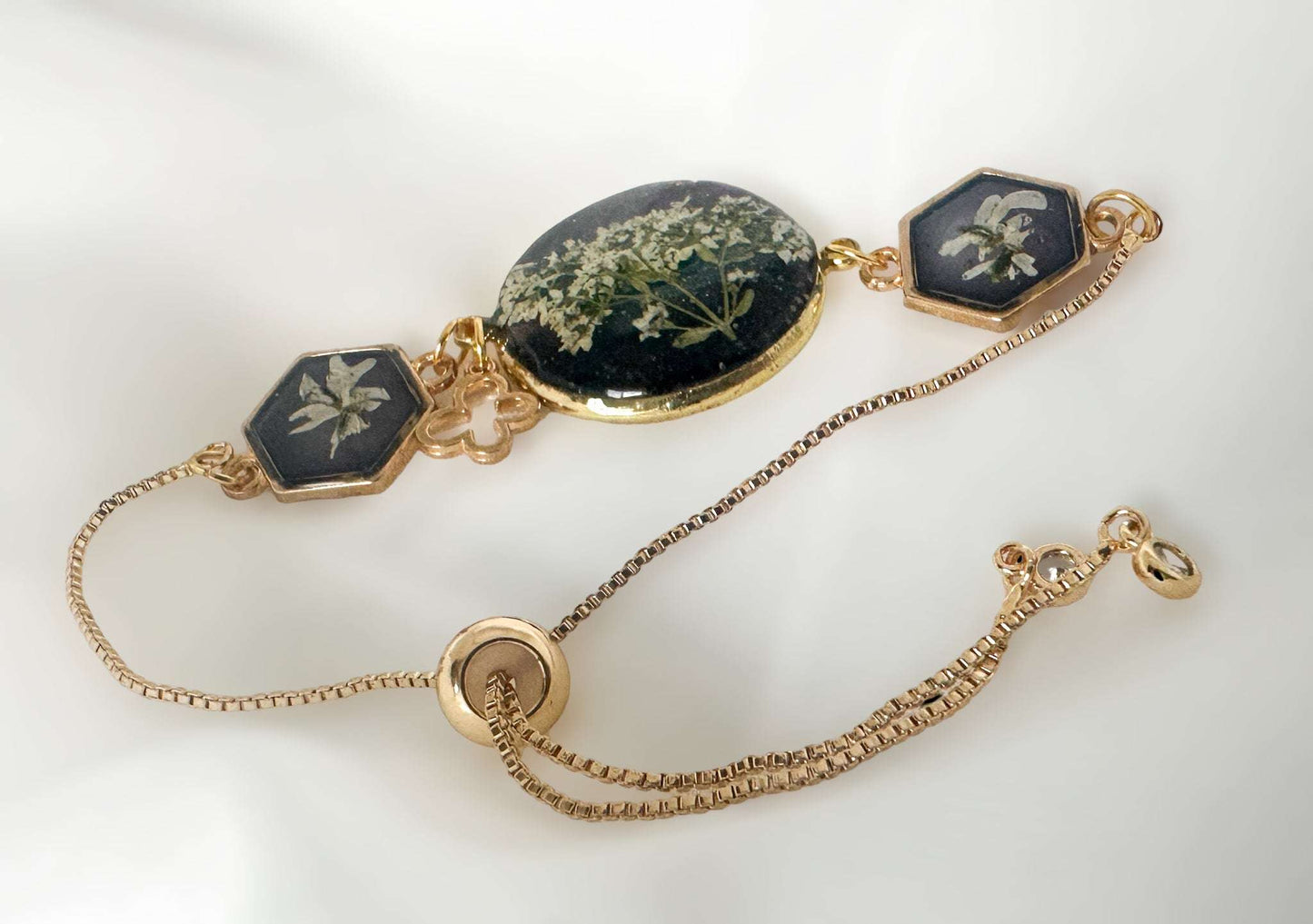 Bracelet Handcrafted with Resin and Dried Flowers -Gold Elegance 