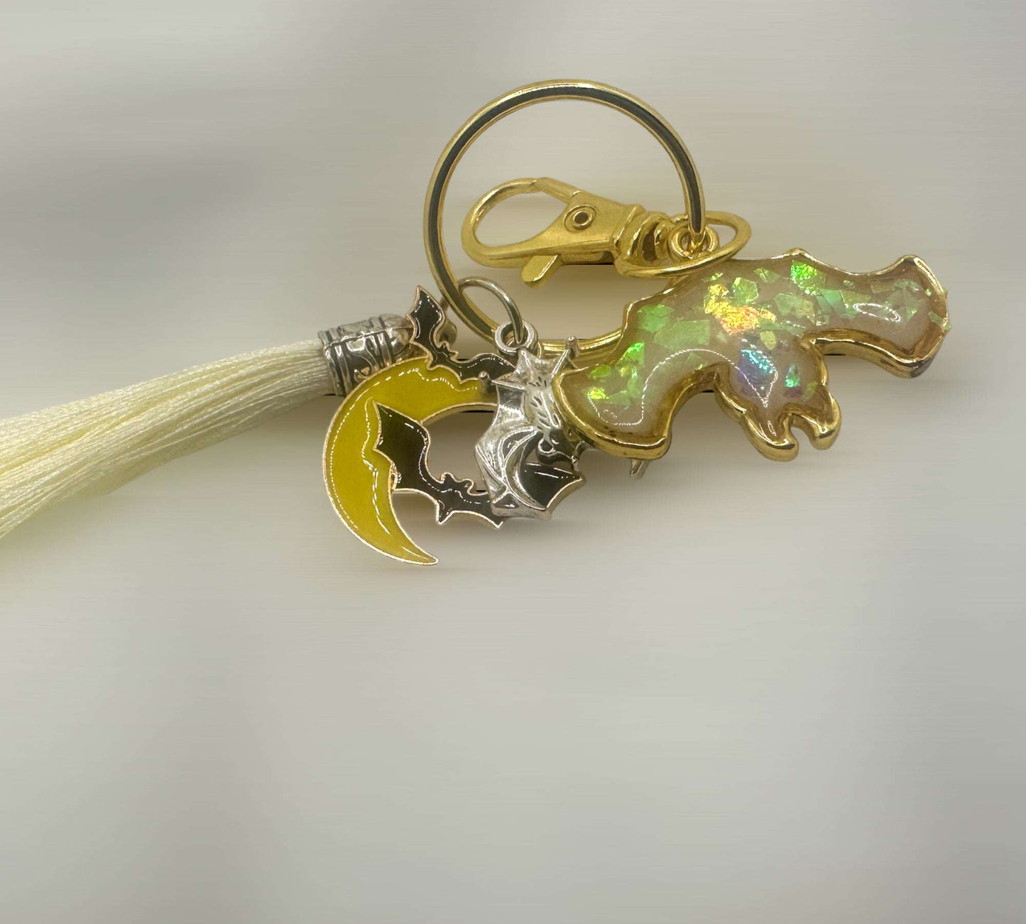 Glow-in-the-Dark Resin Bat Keychains: Handcrafted Nighttime Delights