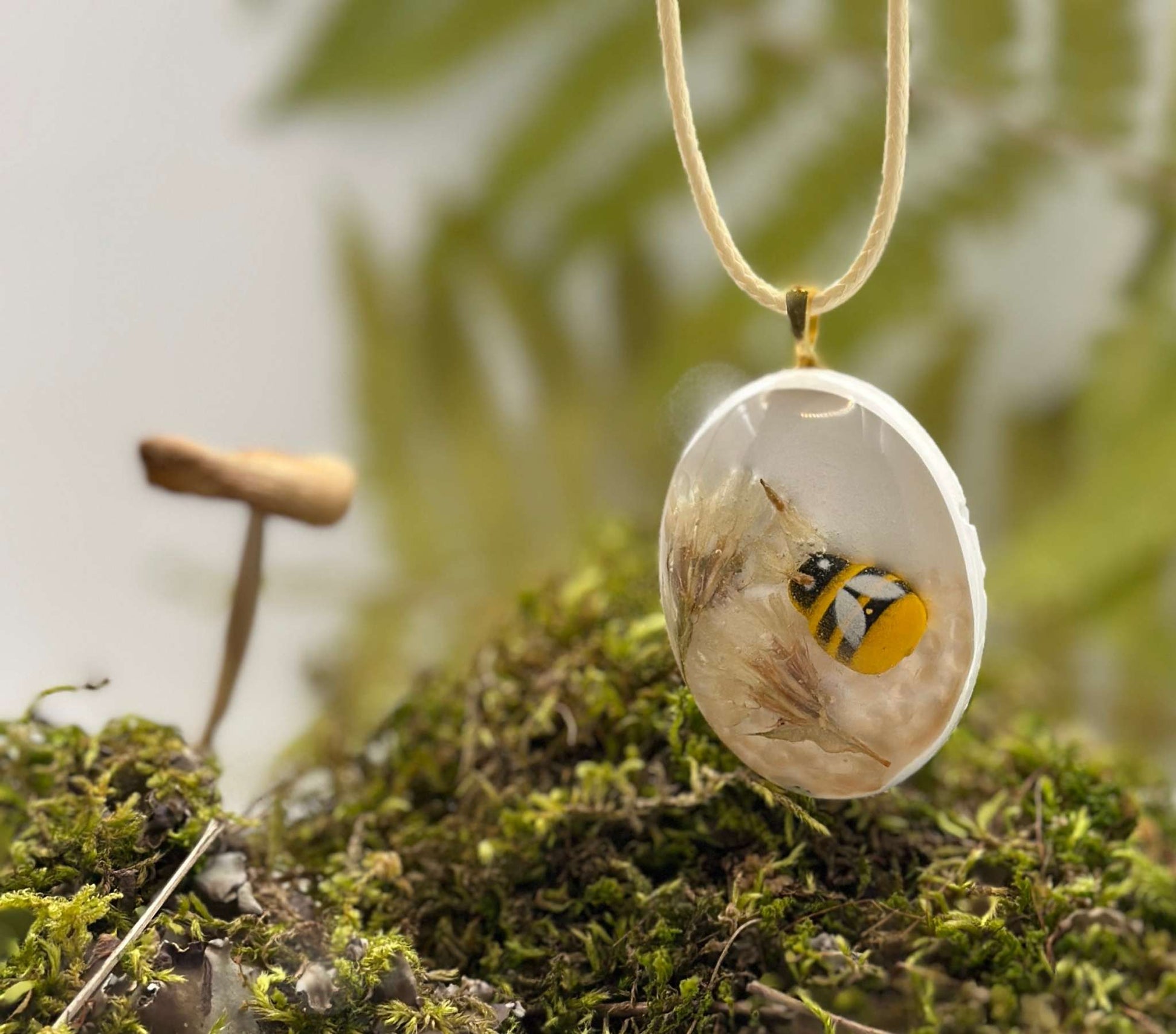 Bees & Blooms Handmade Resin Necklace with natural Dried Flowers